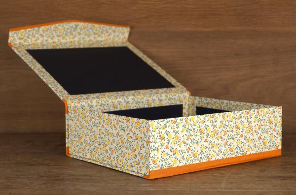 Orange-gelbe Schachtel "Vroni"